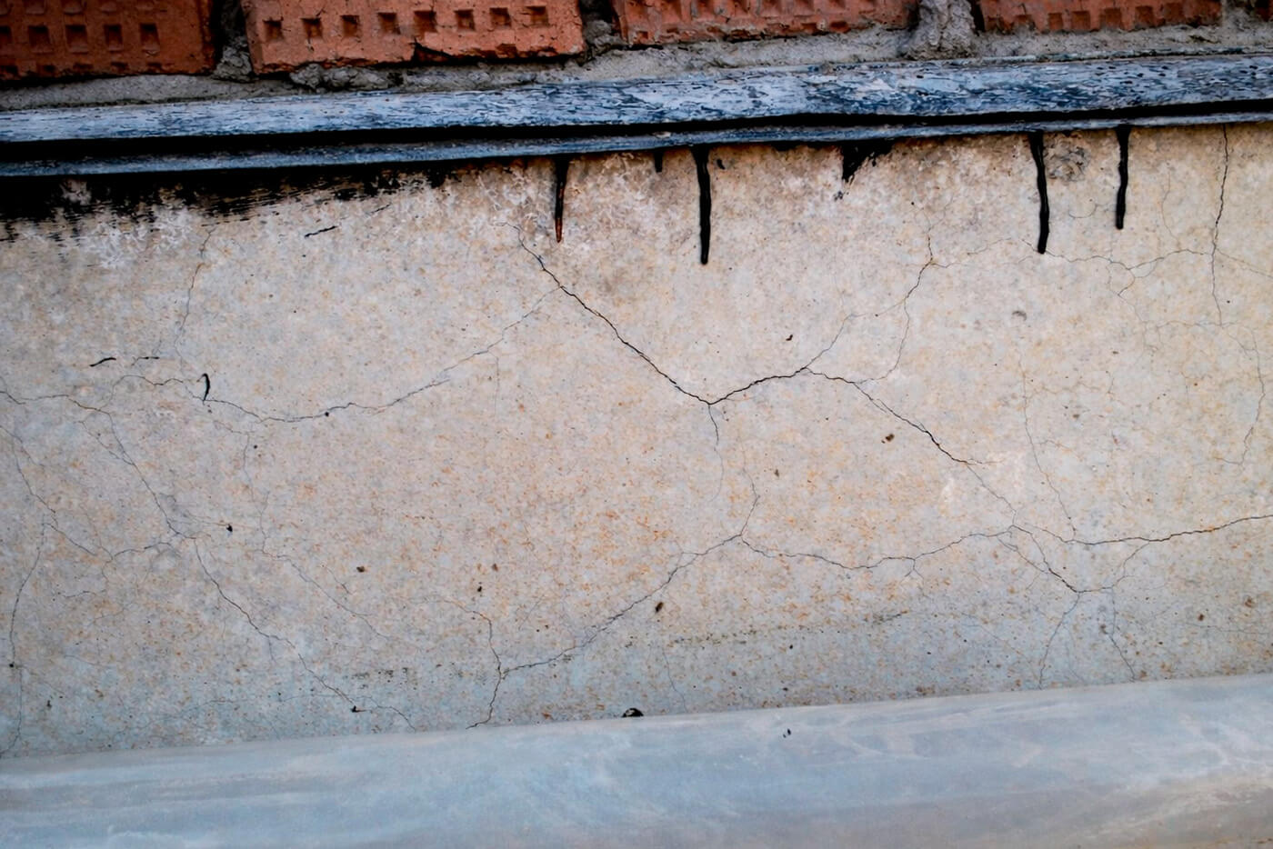 Мелкие волосяные трещины на фундаменте