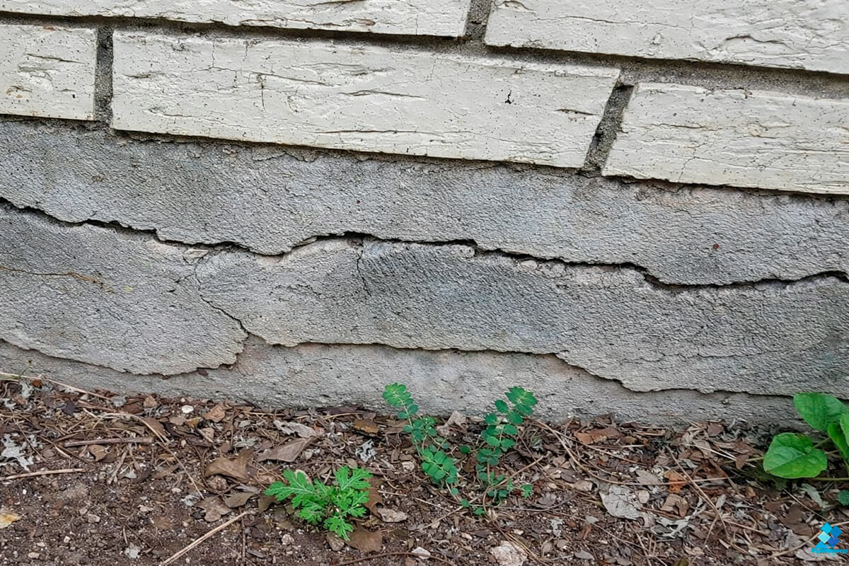 Горизонтальные трещины вдоль фундамента